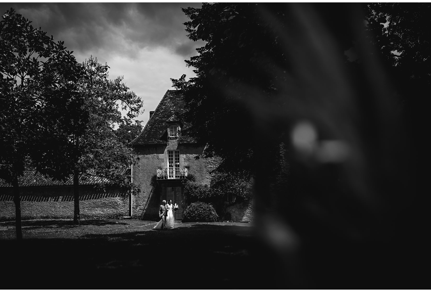 The bride & groom walking at Château Cazenac